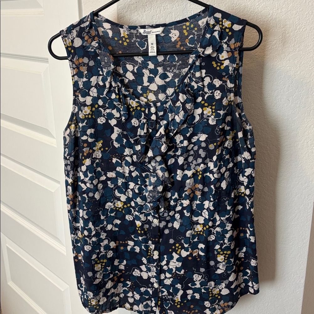G H Bass & Co Ladies sleeveless button up ruffle top size M